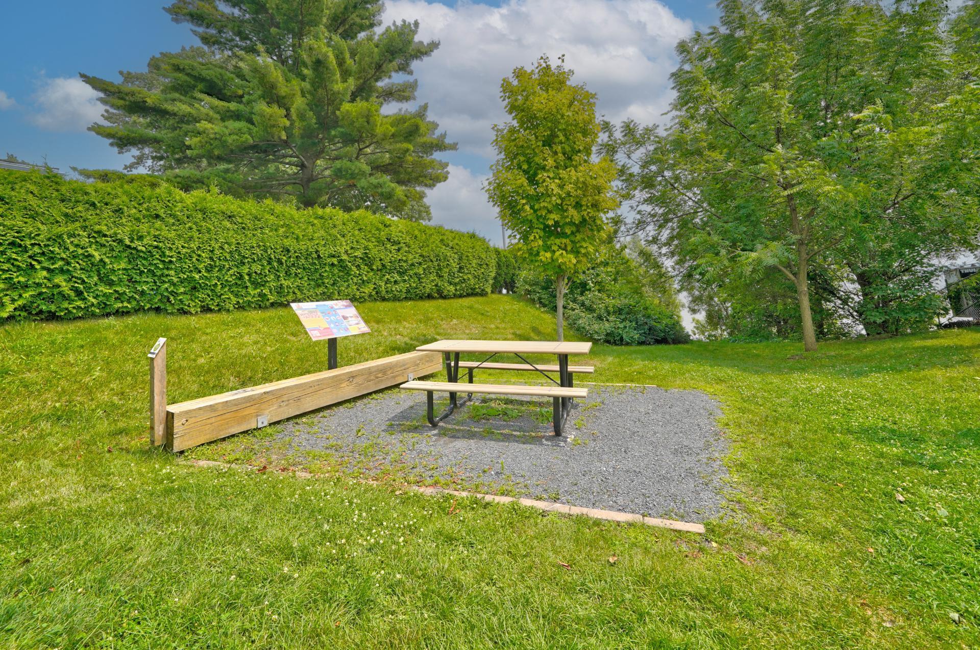 









1994


Rue des Roses

,
Carignan,




QC
J3L5C8

