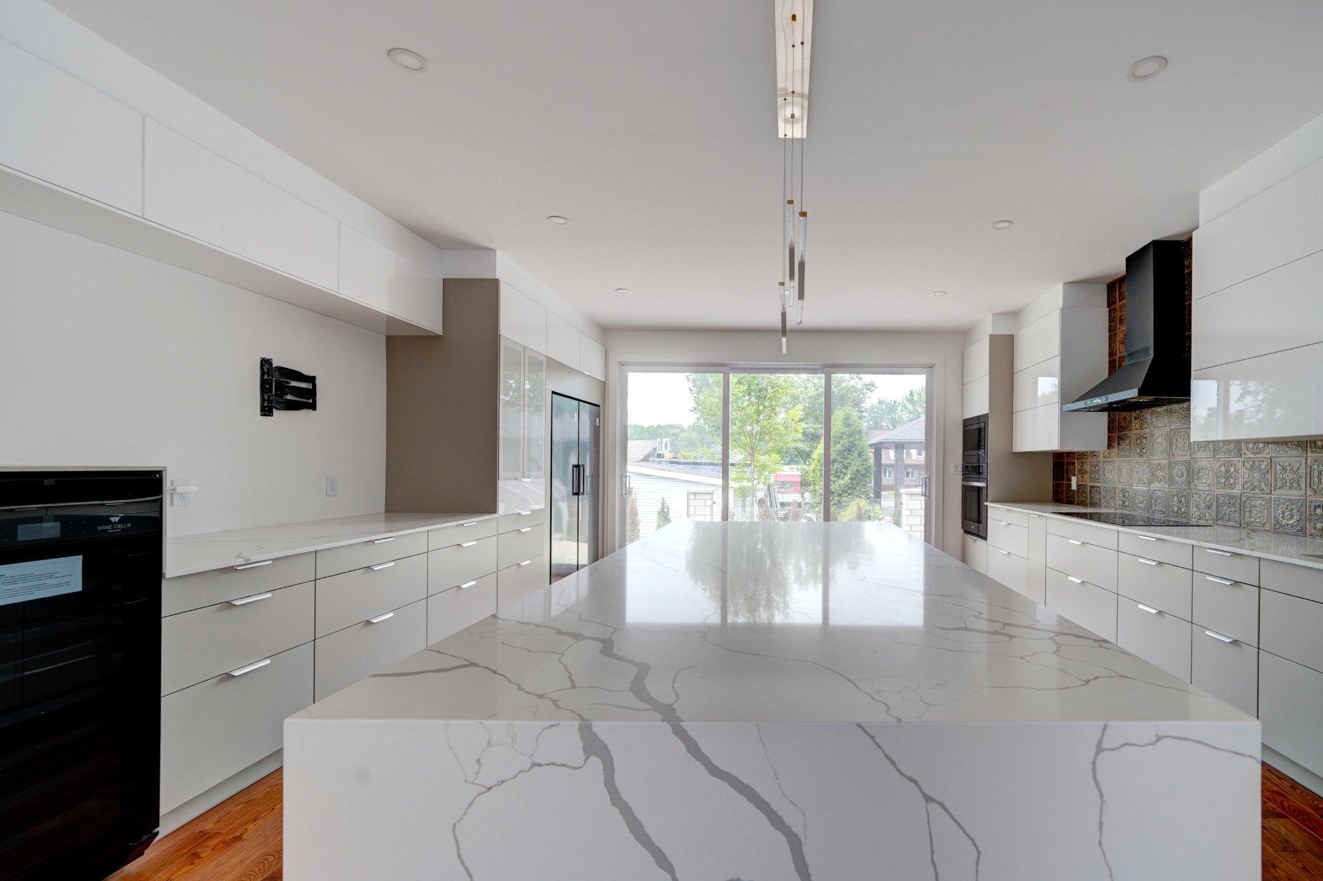 









1994


Rue des Roses

,
Carignan,




QC
J3L5C8


