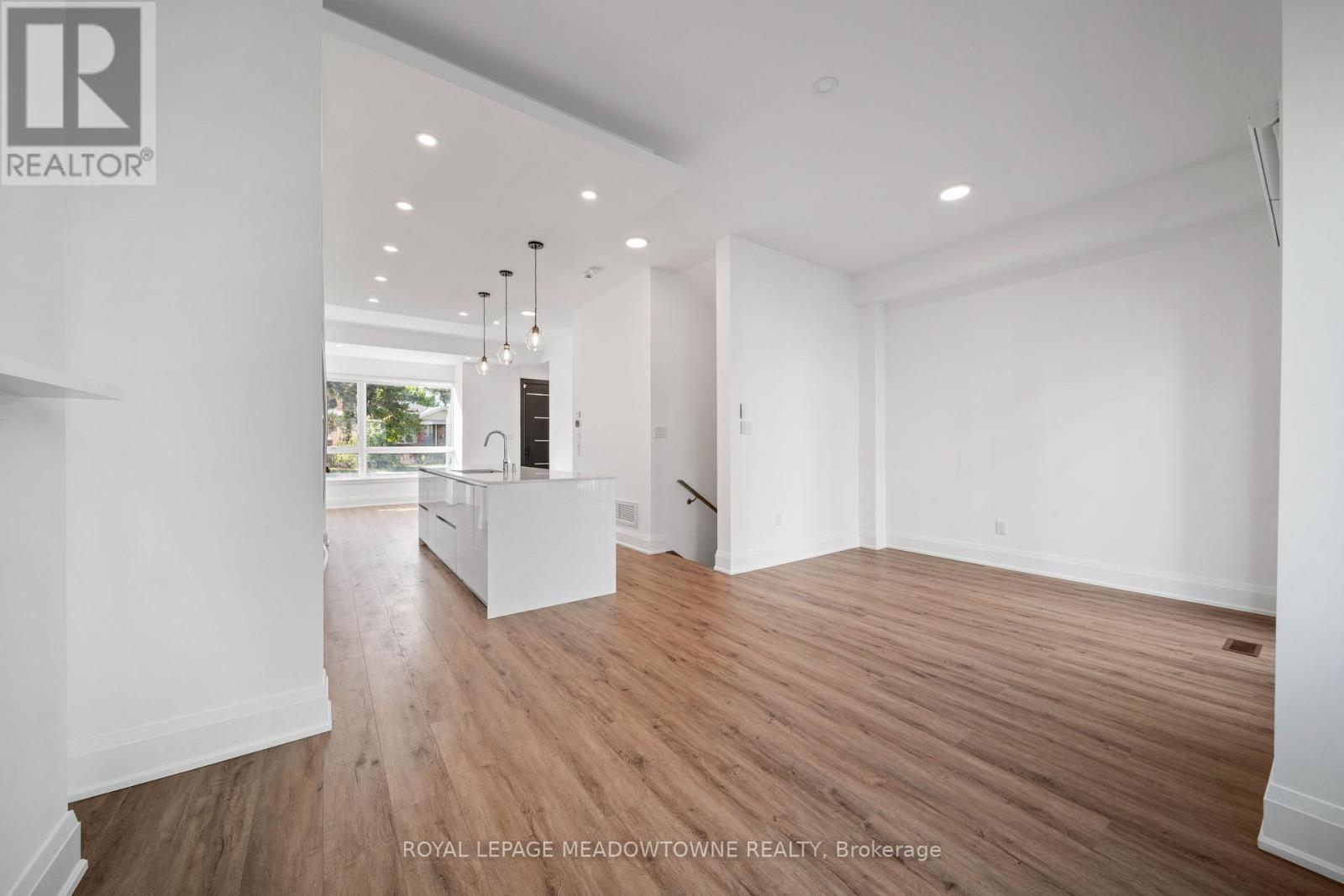 












121 HIGH STREET W

,
Mississauga,




Ontario
L5H1K4

