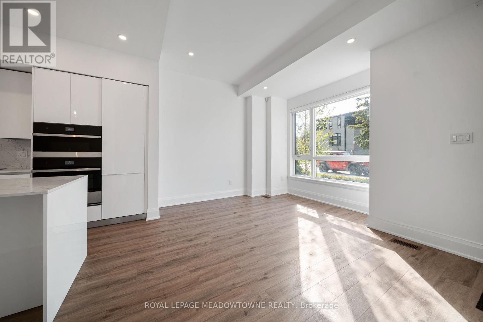 












121 HIGH STREET W

,
Mississauga,




Ontario
L5H1K4

