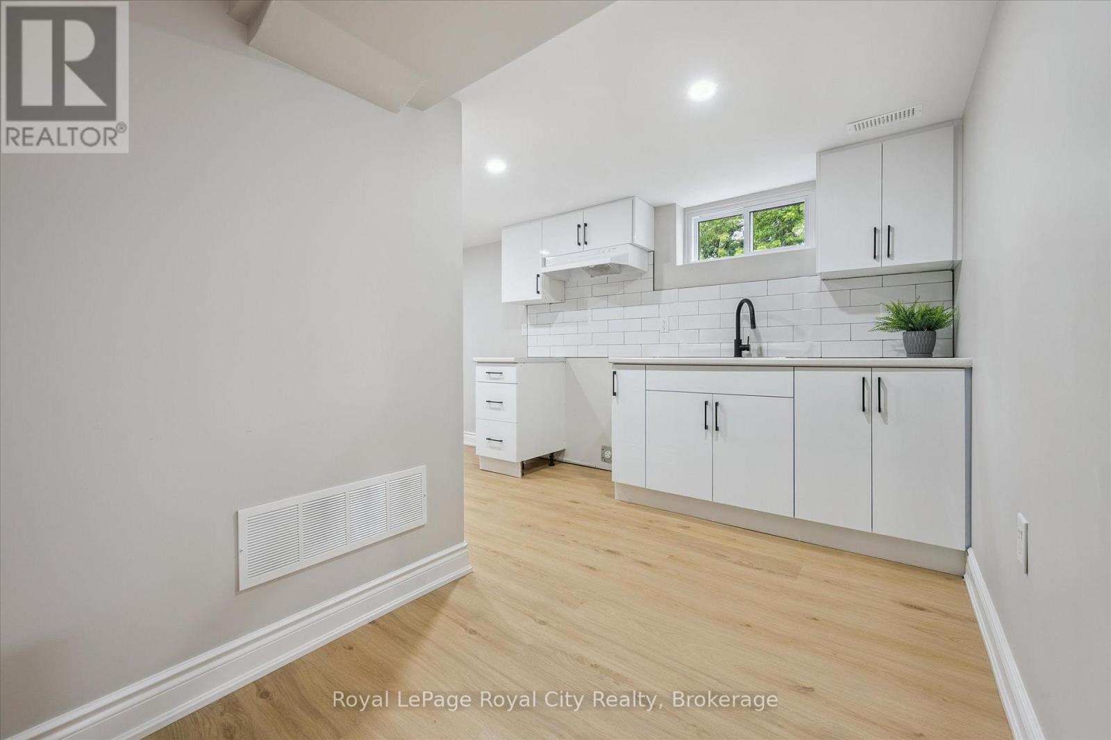












56 DOVER STREET

,
Waterloo,




Ontario
N2J1Z1

