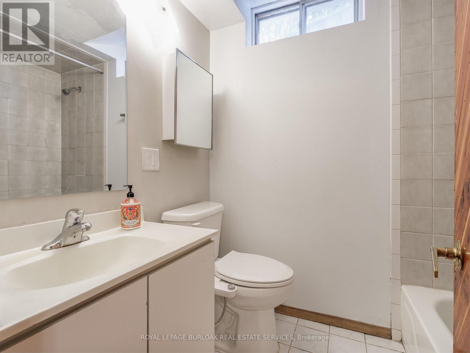 












768 THISTLE DOWN COURT

,
Mississauga,




Ontario
L5C3K6

