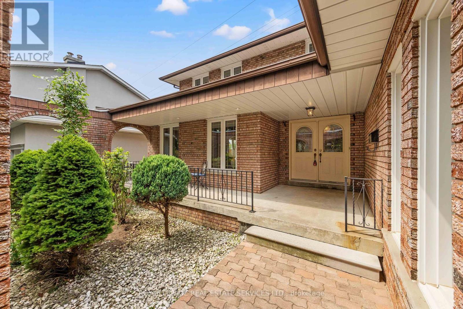 












12 HALIBURTON AVENUE

,
Toronto,




Ontario
M9B4Y2

