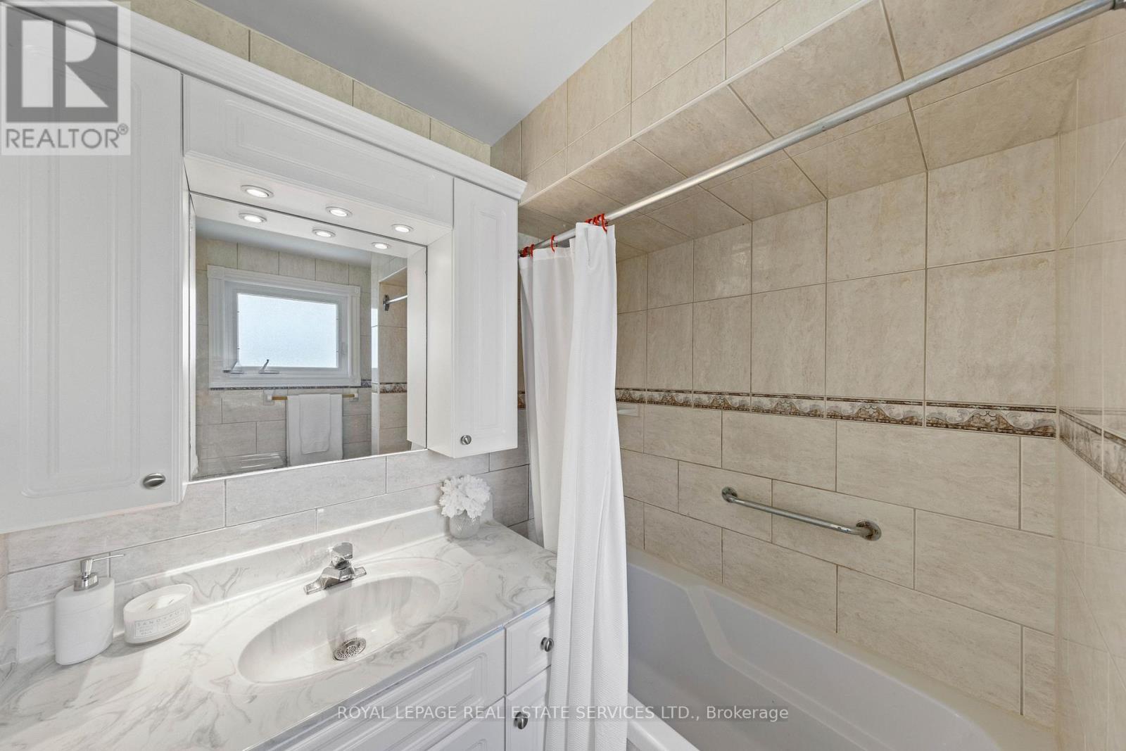 












12 HALIBURTON AVENUE

,
Toronto,




Ontario
M9B4Y2

