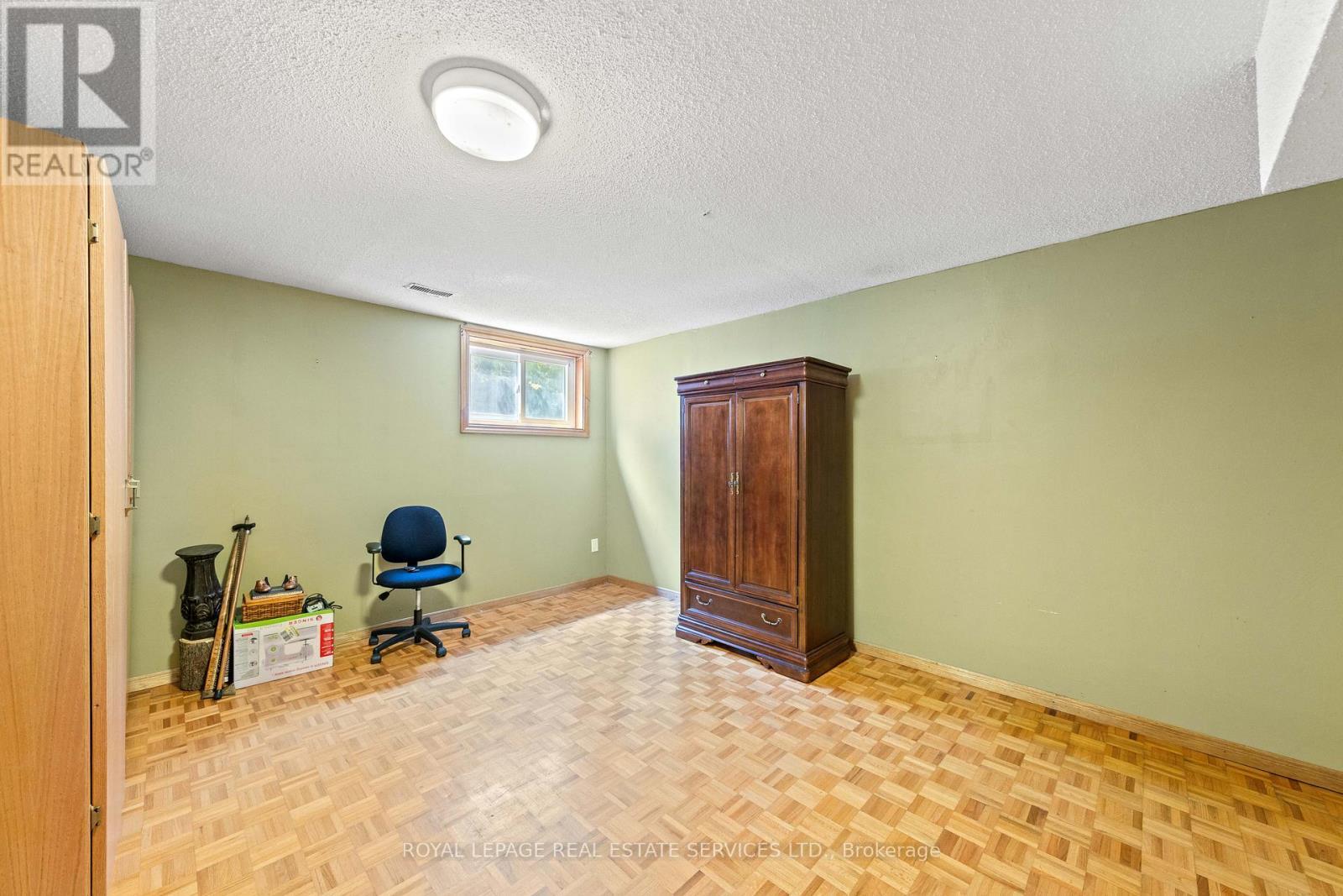 












12 HALIBURTON AVENUE

,
Toronto,




Ontario
M9B4Y2

