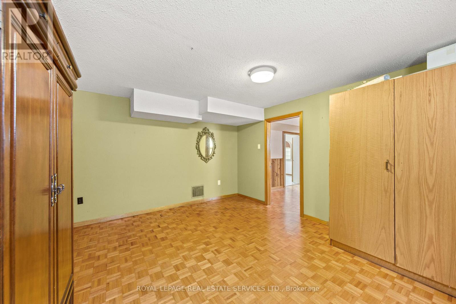 












12 HALIBURTON AVENUE

,
Toronto,




Ontario
M9B4Y2

