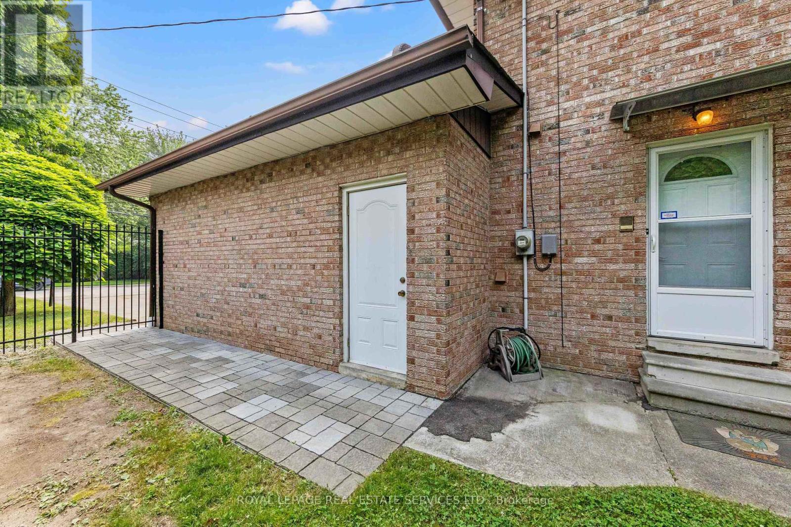 












12 HALIBURTON AVENUE

,
Toronto,




Ontario
M9B4Y2

