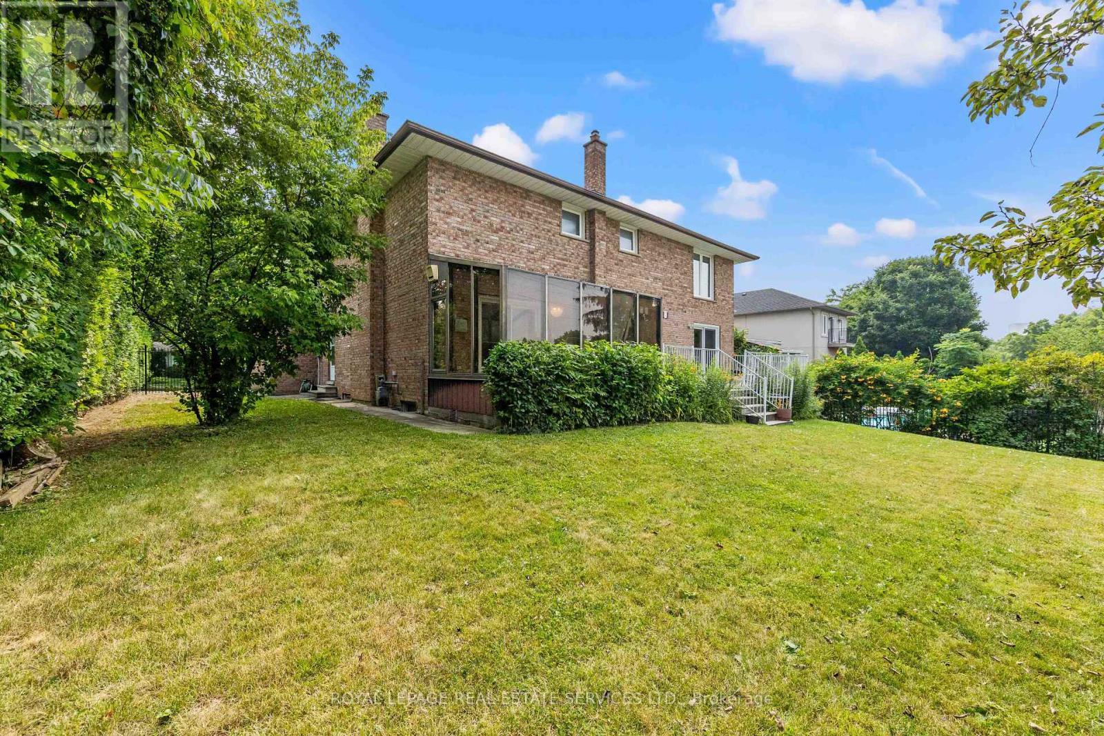 












12 HALIBURTON AVENUE

,
Toronto,




Ontario
M9B4Y2

