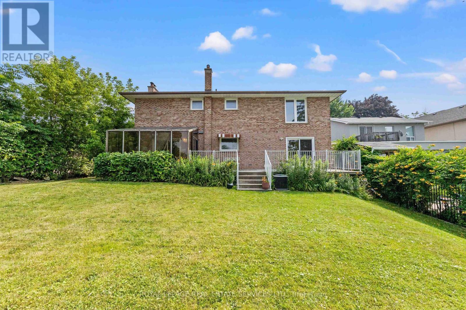 












12 HALIBURTON AVENUE

,
Toronto,




Ontario
M9B4Y2

