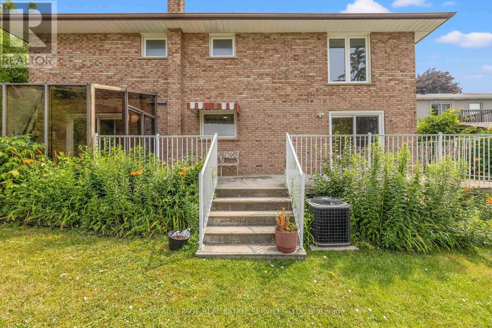 












12 HALIBURTON AVENUE

,
Toronto,




Ontario
M9B4Y2

