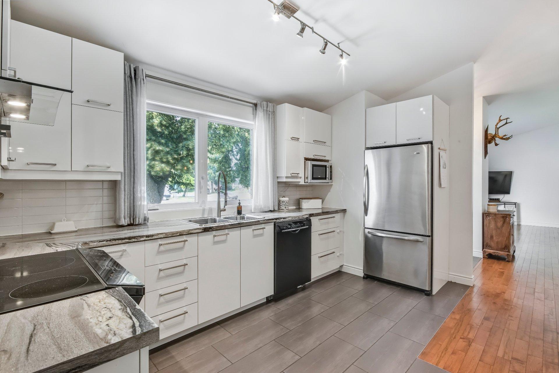









765


Rue St-Pierre E.

,
Saint-Hyacinthe,




QC
J2T1M8

