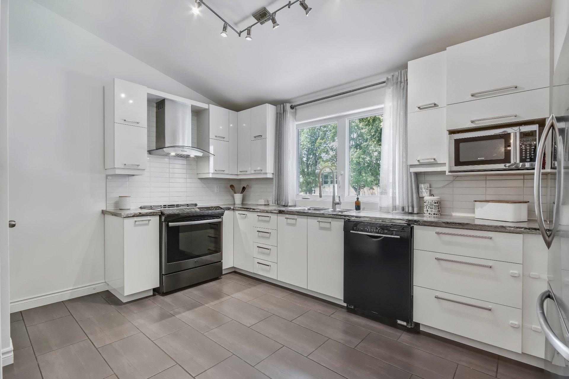 









765


Rue St-Pierre E.

,
Saint-Hyacinthe,




QC
J2T1M8


