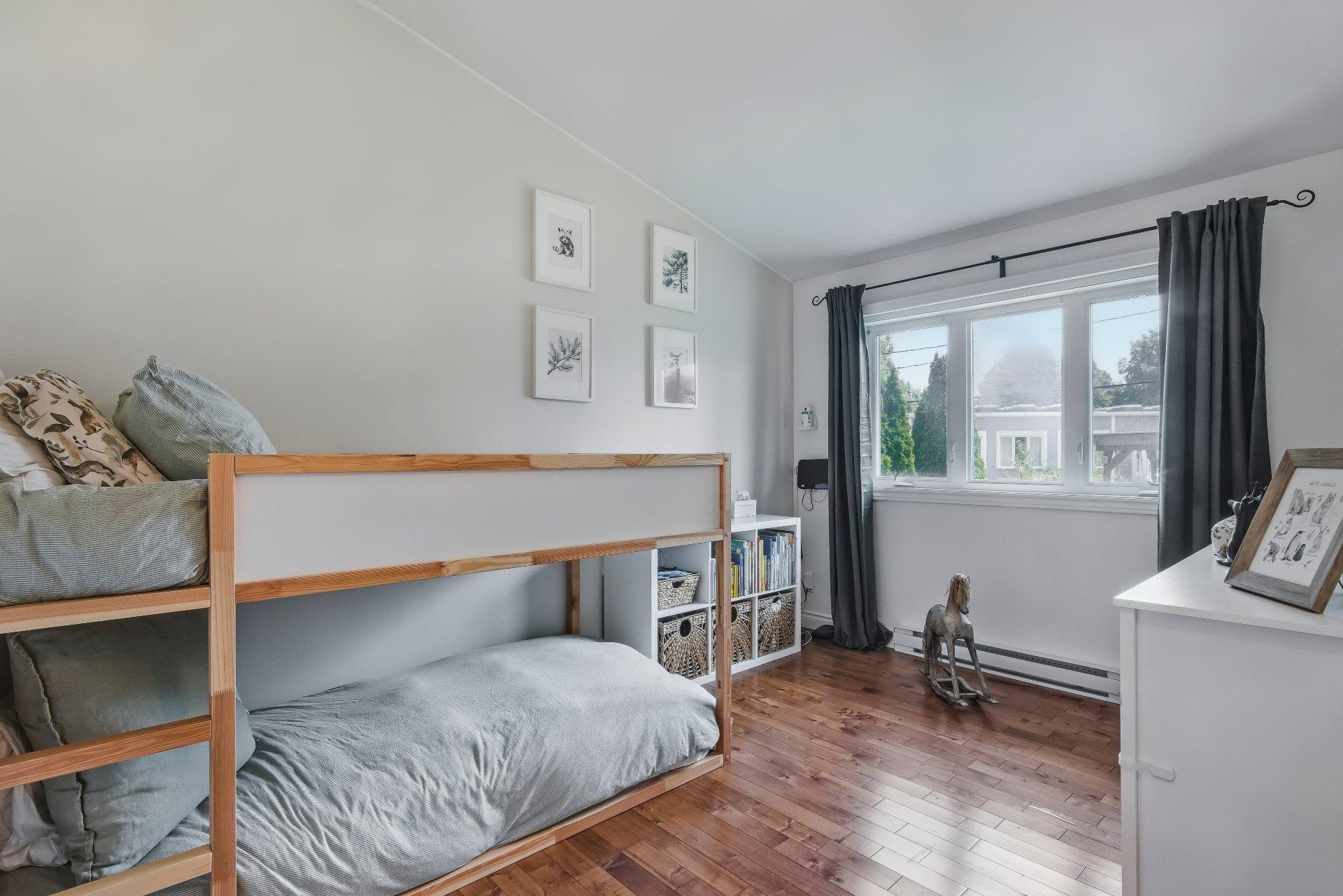 









765


Rue St-Pierre E.

,
Saint-Hyacinthe,




QC
J2T1M8

