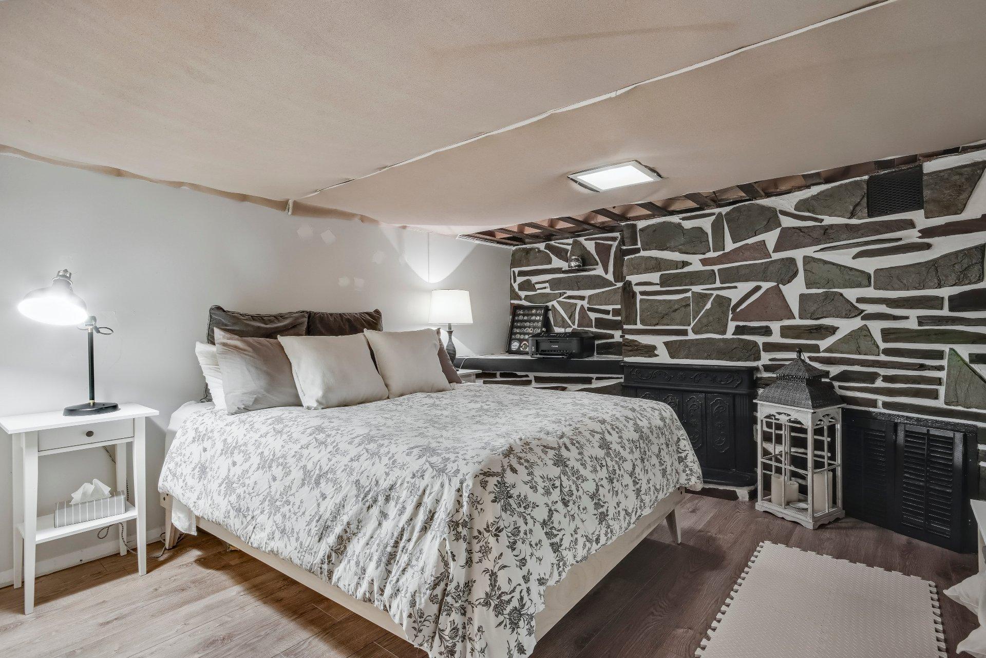 









765


Rue St-Pierre E.

,
Saint-Hyacinthe,




QC
J2T1M8

