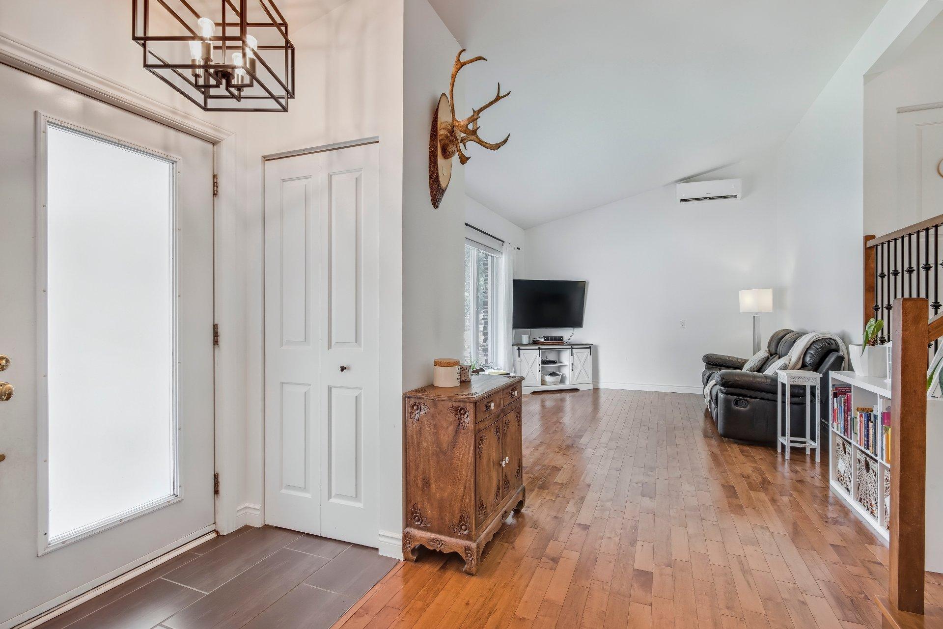









765


Rue St-Pierre E.

,
Saint-Hyacinthe,




QC
J2T1M8

