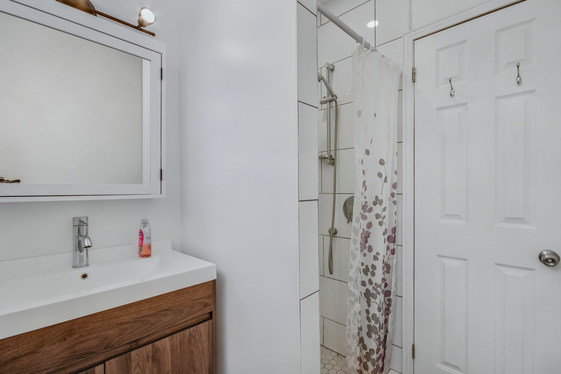 









765


Rue St-Pierre E.

,
Saint-Hyacinthe,




QC
J2T1M8

