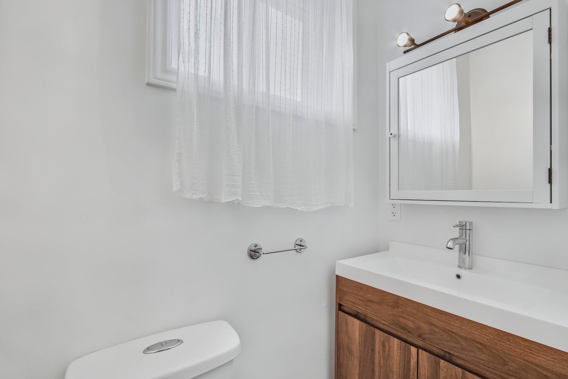 









765


Rue St-Pierre E.

,
Saint-Hyacinthe,




QC
J2T1M8

