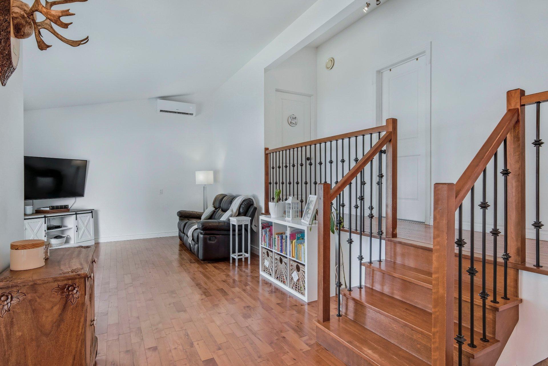 









765


Rue St-Pierre E.

,
Saint-Hyacinthe,




QC
J2T1M8

