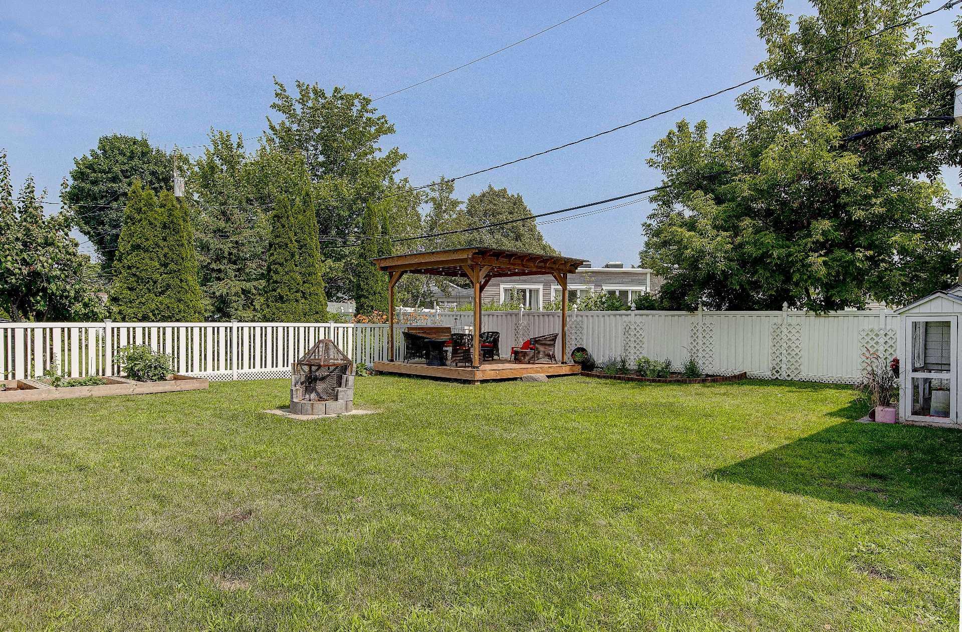 









765


Rue St-Pierre E.

,
Saint-Hyacinthe,




QC
J2T1M8

