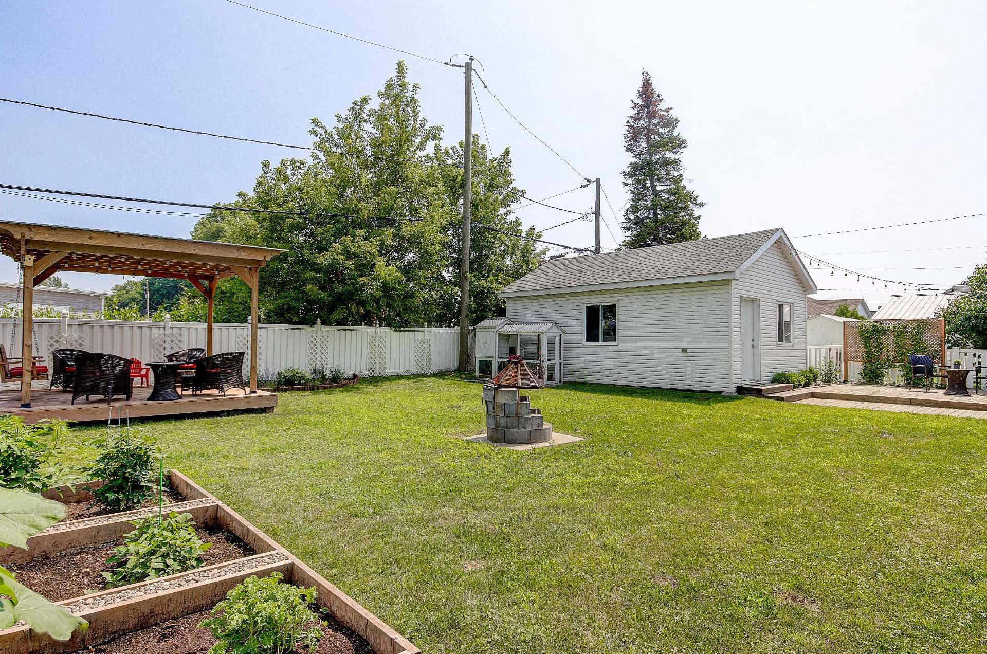 









765


Rue St-Pierre E.

,
Saint-Hyacinthe,




QC
J2T1M8

