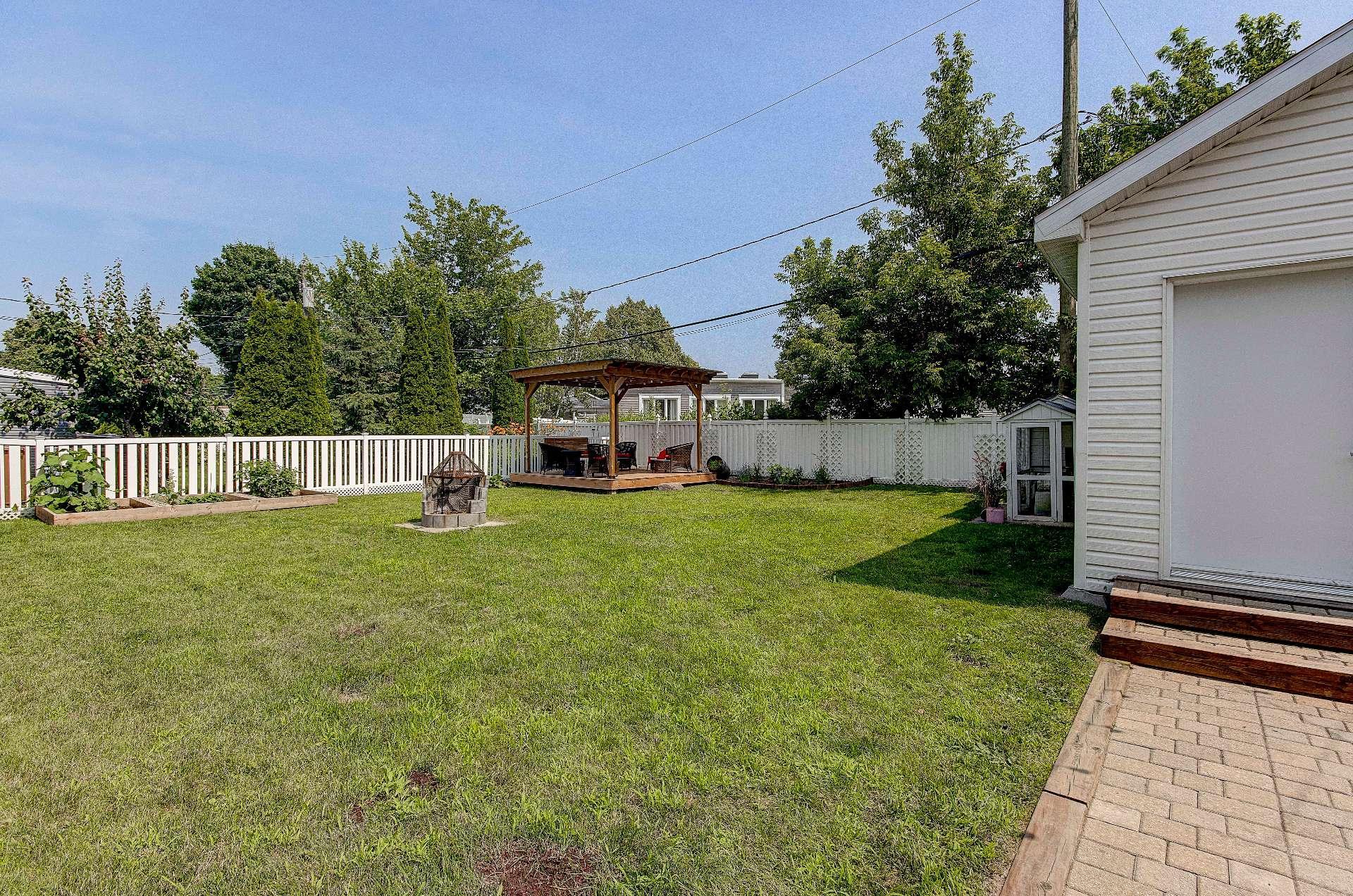 









765


Rue St-Pierre E.

,
Saint-Hyacinthe,




QC
J2T1M8

