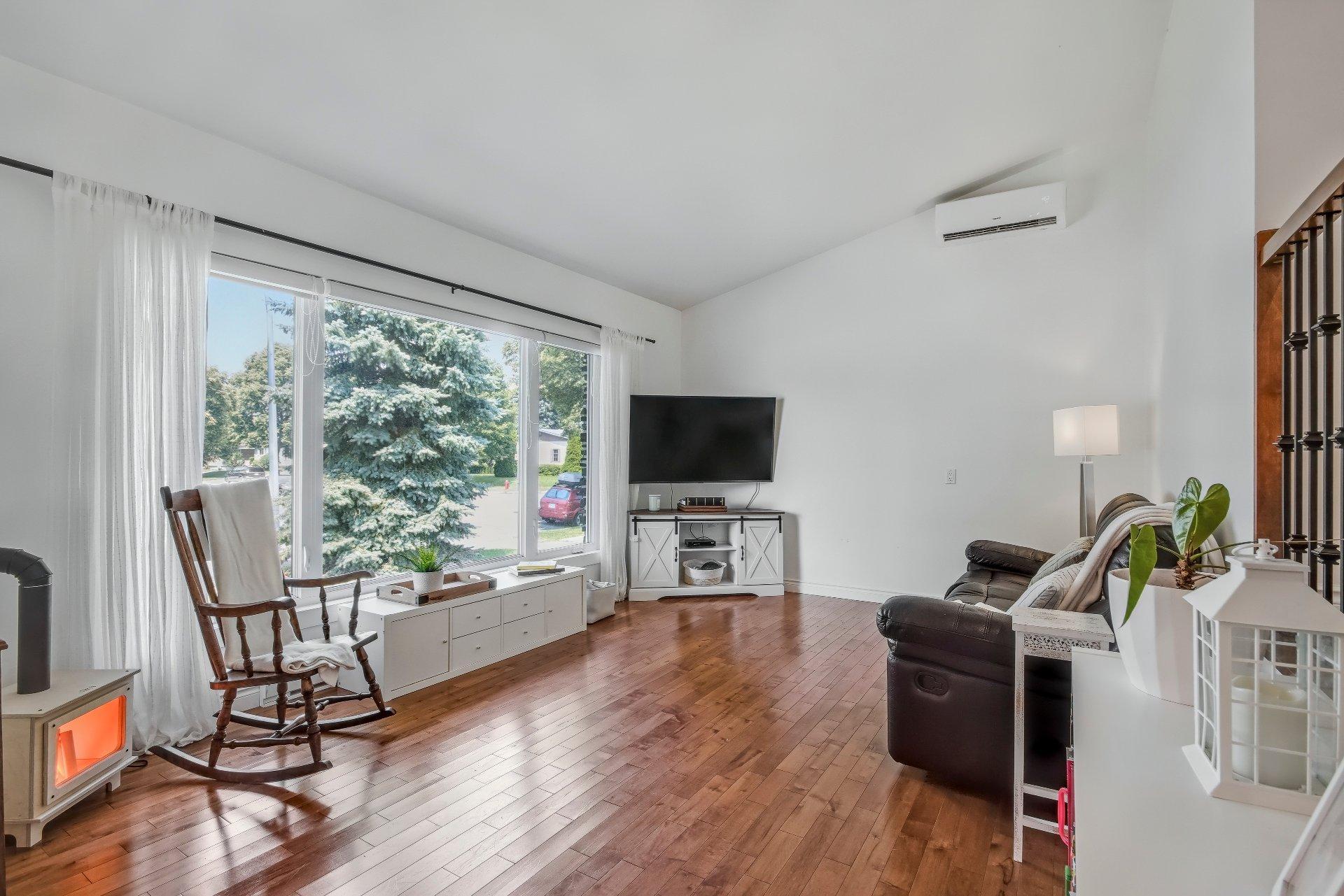 









765


Rue St-Pierre E.

,
Saint-Hyacinthe,




QC
J2T1M8

