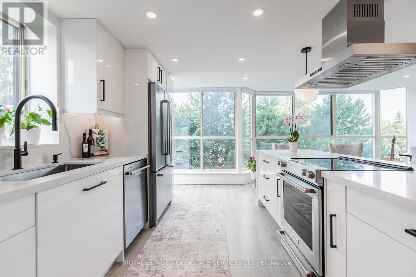 












404 - 100 OBSERVATORY LANE

,
Richmond Hill,




Ontario
L4C1T4

