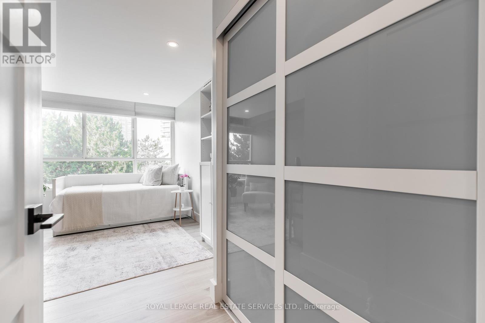 












404 - 100 OBSERVATORY LANE

,
Richmond Hill,




Ontario
L4C1T4


