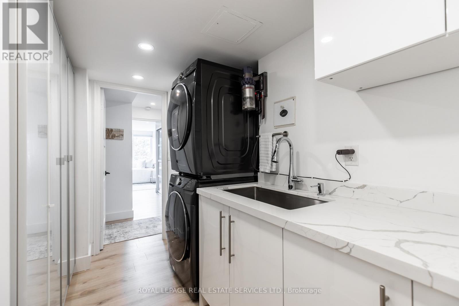 












404 - 100 OBSERVATORY LANE

,
Richmond Hill,




Ontario
L4C1T4

