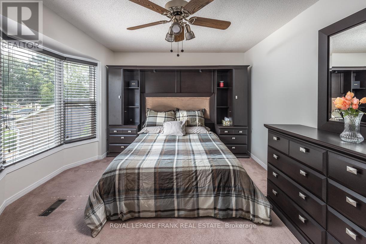 












15 RADFORD DRIVE

,
Ajax (Central West),




Ontario
L1T2H8

