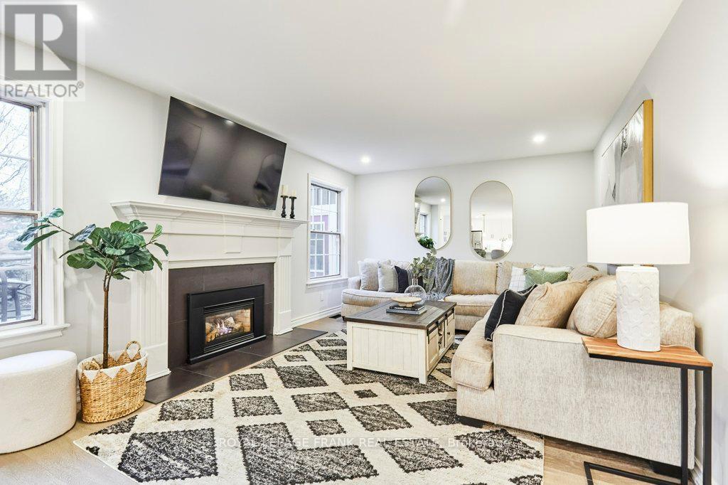 












1645 ACORN LANE

,
Pickering,




Ontario
L1Y1A7

