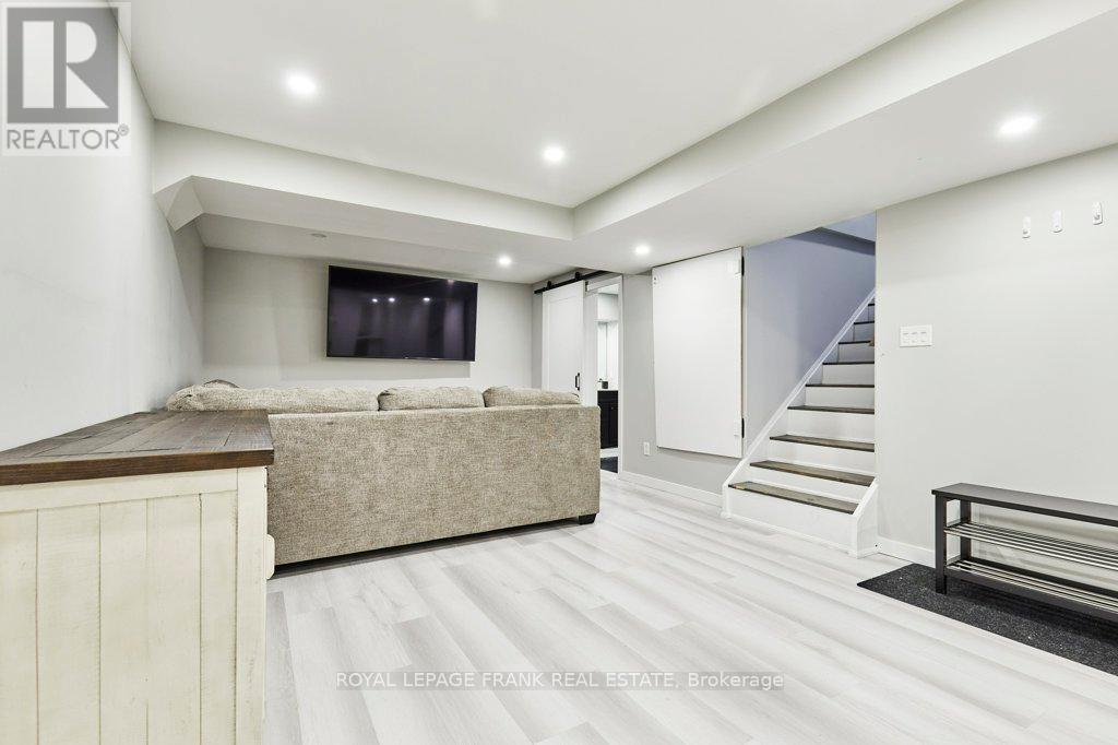 












1645 ACORN LANE

,
Pickering,




Ontario
L1Y1A7


