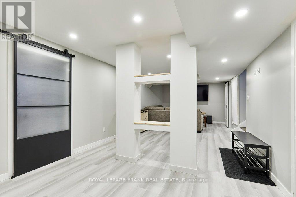












1645 ACORN LANE

,
Pickering,




Ontario
L1Y1A7

