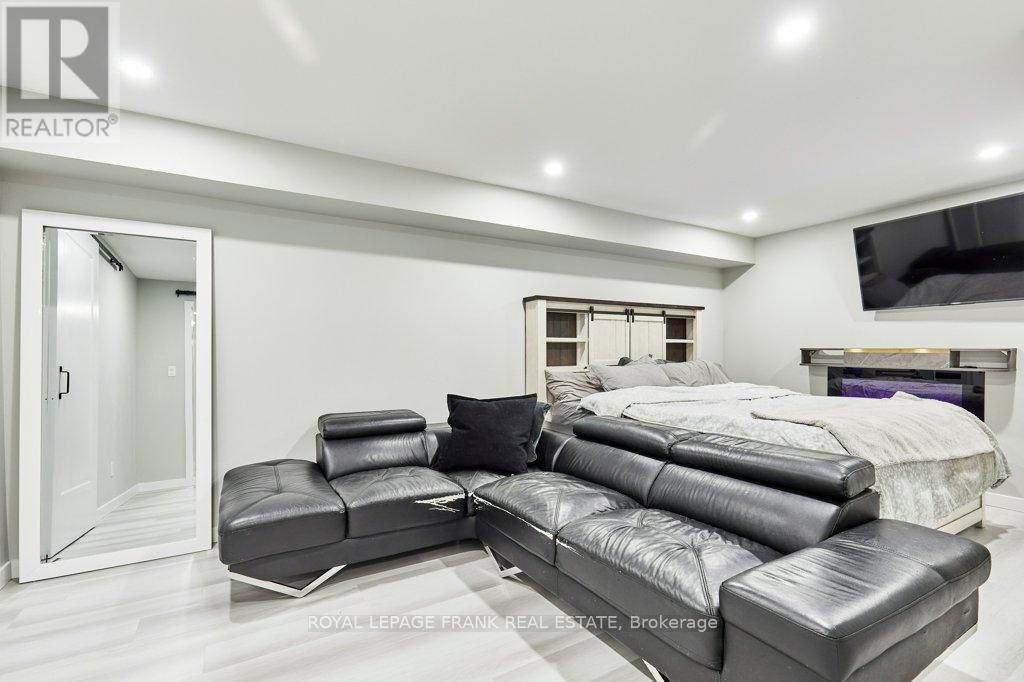 












1645 ACORN LANE

,
Pickering,




Ontario
L1Y1A7

