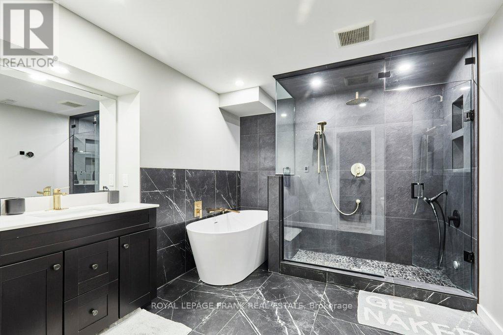 












1645 ACORN LANE

,
Pickering,




Ontario
L1Y1A7

