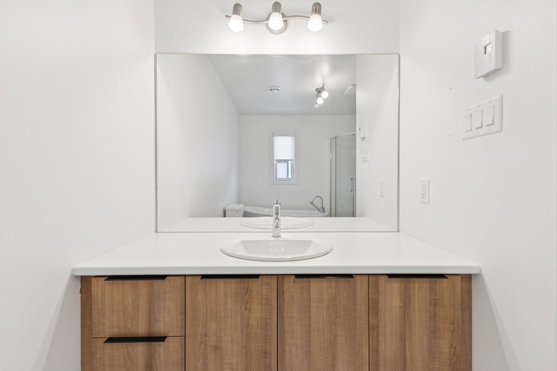









203


Rue Guy-Lafleur

,
Thurso,




QC
J0X3B0

