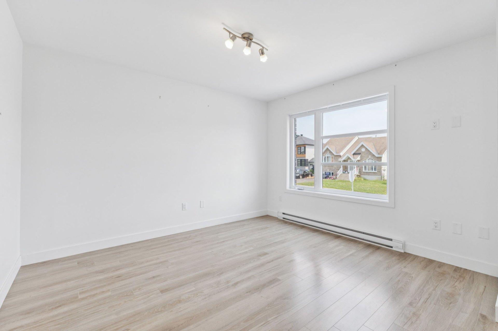 









203


Rue Guy-Lafleur

,
Thurso,




QC
J0X3B0

