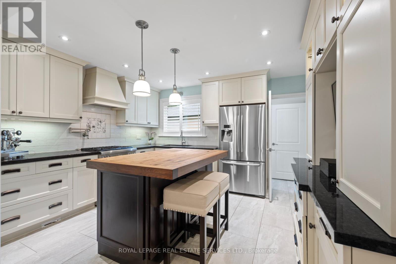 












106 WEST DEANE PARK DRIVE

,
Toronto,




Ontario
M9B2S5

