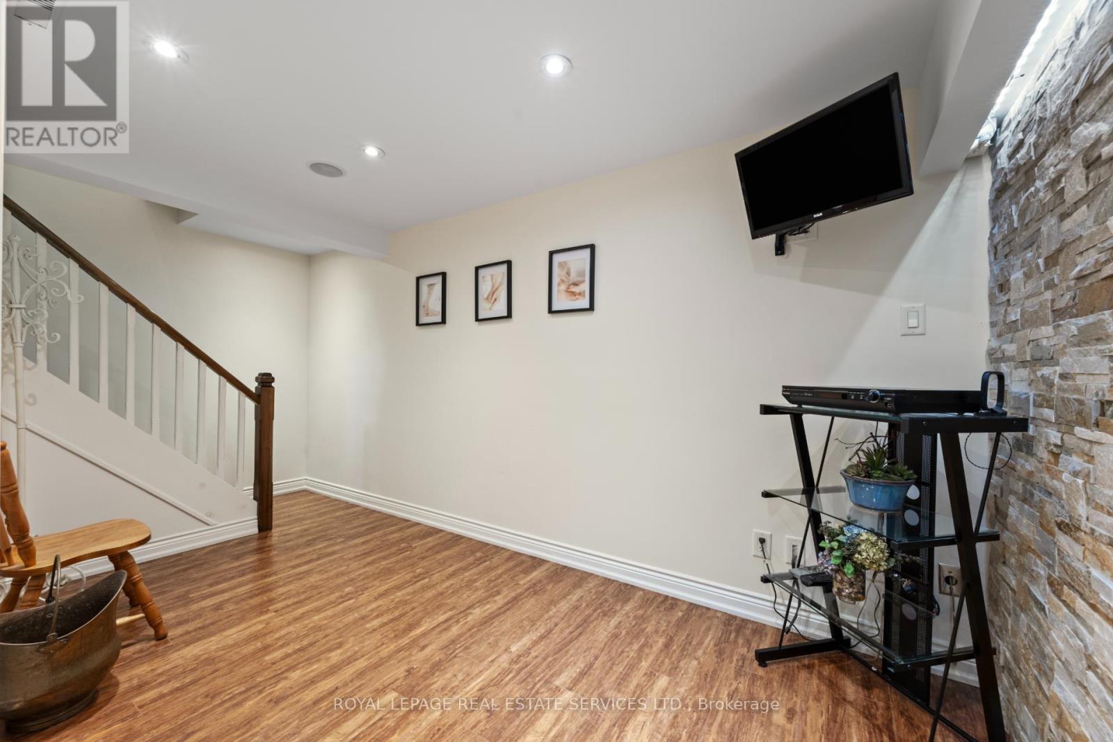 












106 WEST DEANE PARK DRIVE

,
Toronto,




Ontario
M9B2S5

