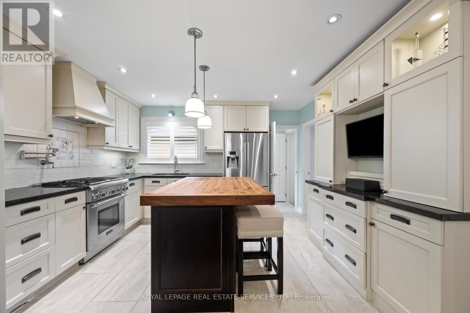 












106 WEST DEANE PARK DRIVE

,
Toronto,




Ontario
M9B2S5

