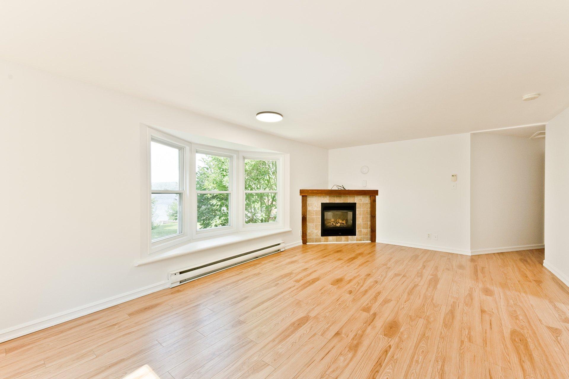 









971


Ch. du Domaine-du-Pinacle

, B,
Coaticook,




QC
J1A2S4

