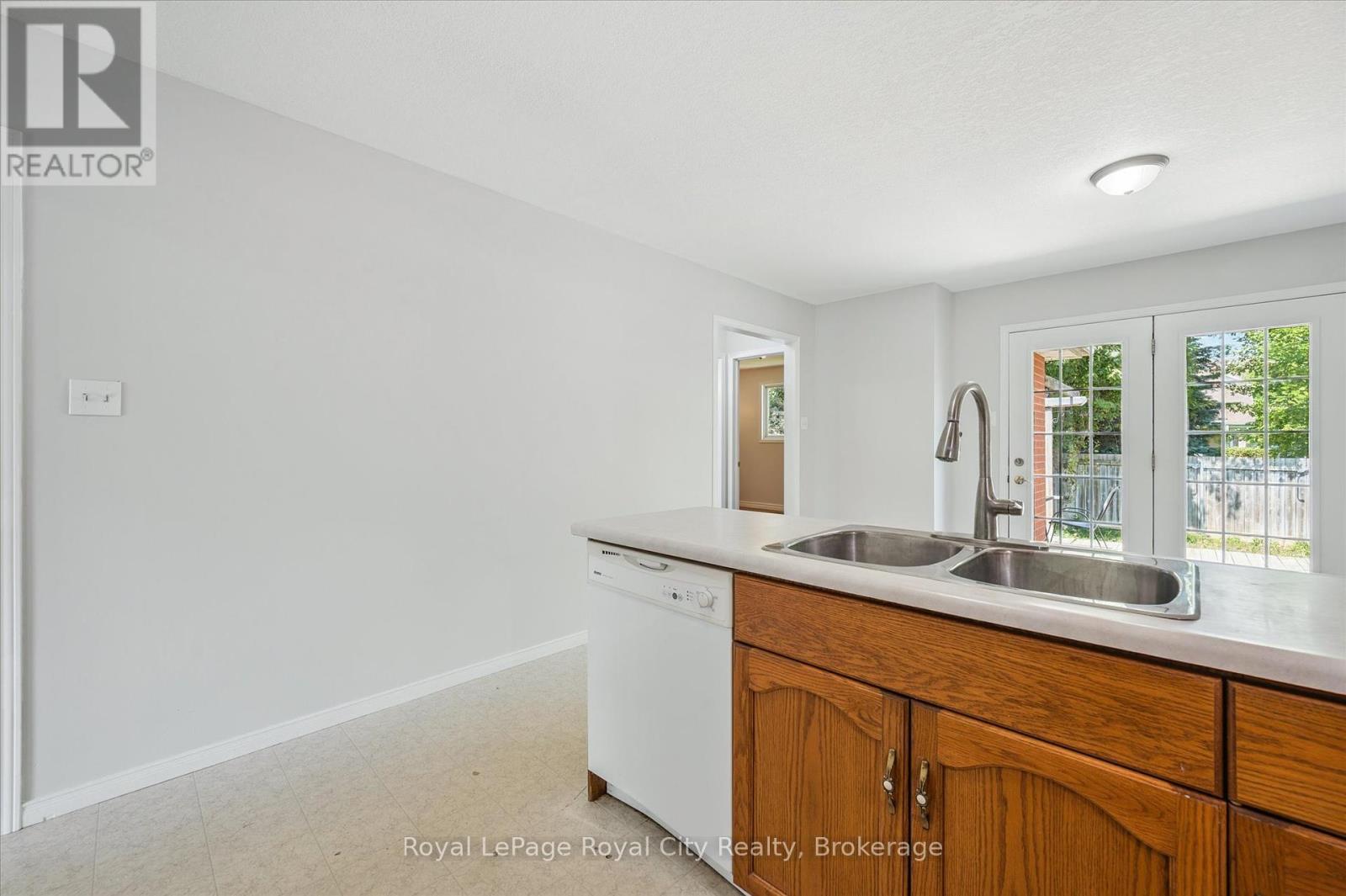 












83 INVERNESS DRIVE

,
Guelph (Victoria North),




Ontario
N1E6E4

