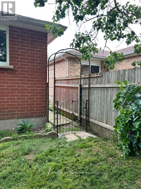 












83 INVERNESS DRIVE

,
Guelph (Victoria North),




Ontario
N1E6E4


