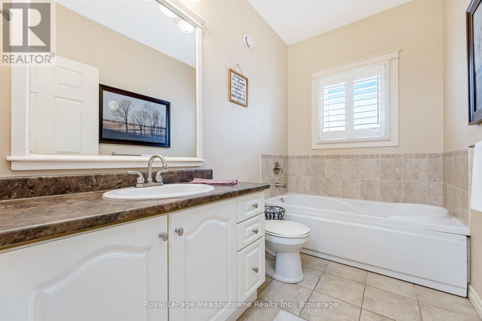 












120 GRACEHILL CRESCENT

,
Hamilton (Freelton),




Ontario
L8B1A5

