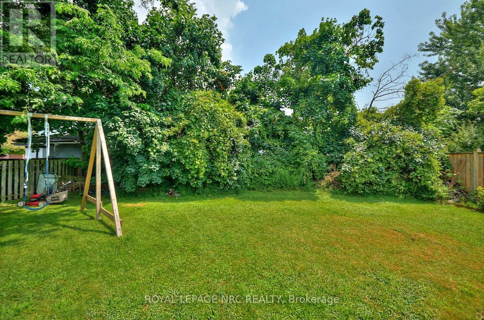 












3318 SINNICKS AVENUE

,
Niagara Falls (Church's Lane),




Ontario
L2J2G3

