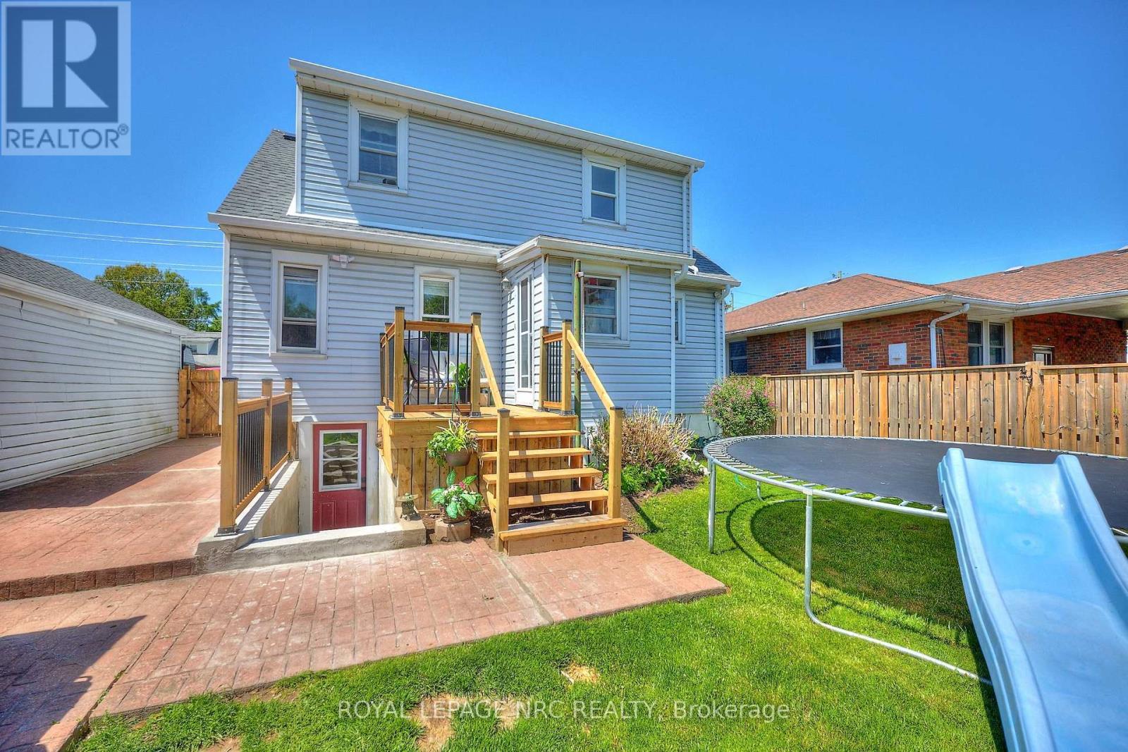 












3318 SINNICKS AVENUE

,
Niagara Falls (Church's Lane),




Ontario
L2J2G3

