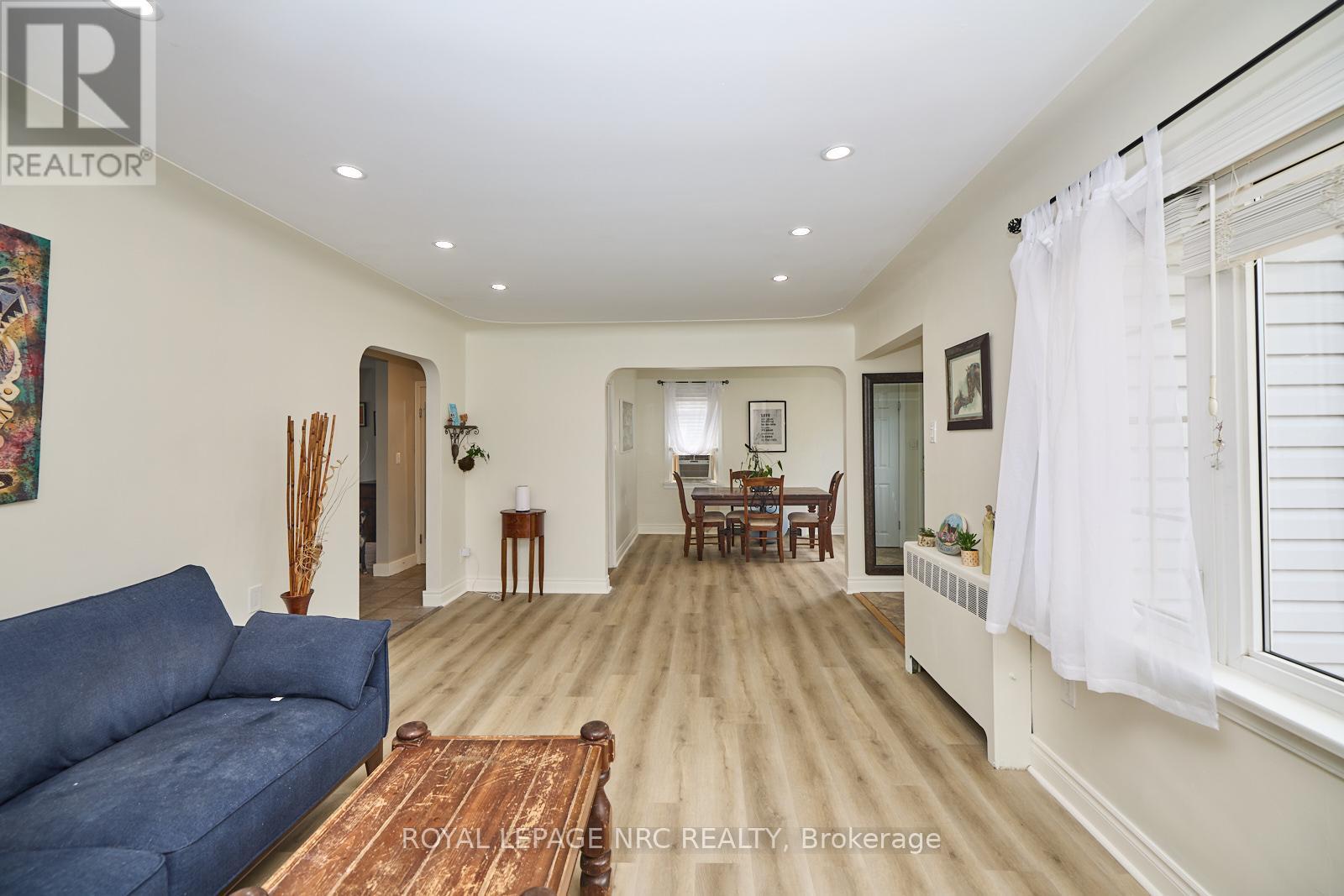 












3318 SINNICKS AVENUE

,
Niagara Falls (Church's Lane),




Ontario
L2J2G3

