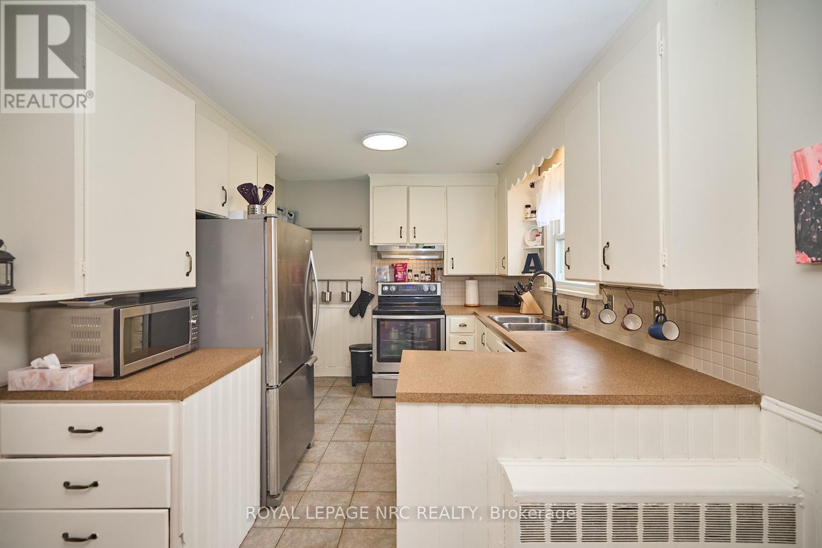 












3318 SINNICKS AVENUE

,
Niagara Falls (Church's Lane),




Ontario
L2J2G3

