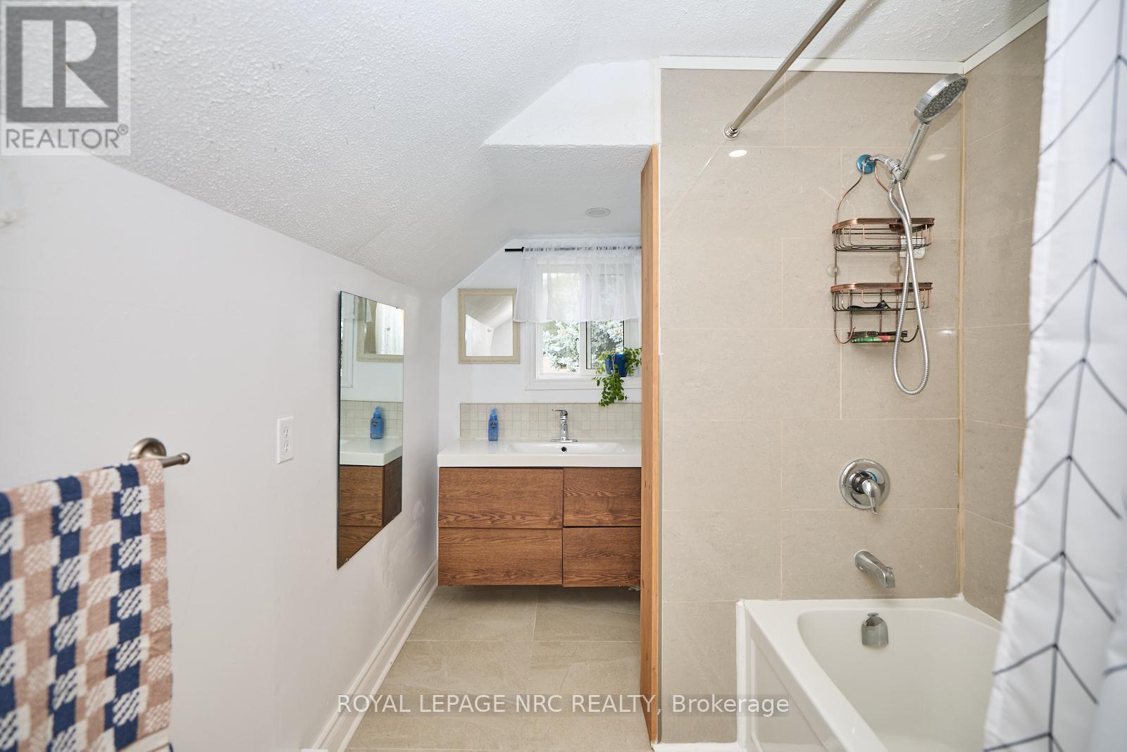 












3318 SINNICKS AVENUE

,
Niagara Falls (Church's Lane),




Ontario
L2J2G3

