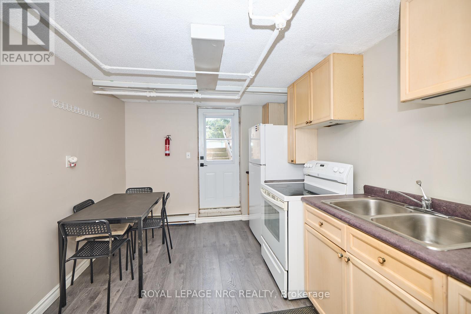 












3318 SINNICKS AVENUE

,
Niagara Falls (Church's Lane),




Ontario
L2J2G3

